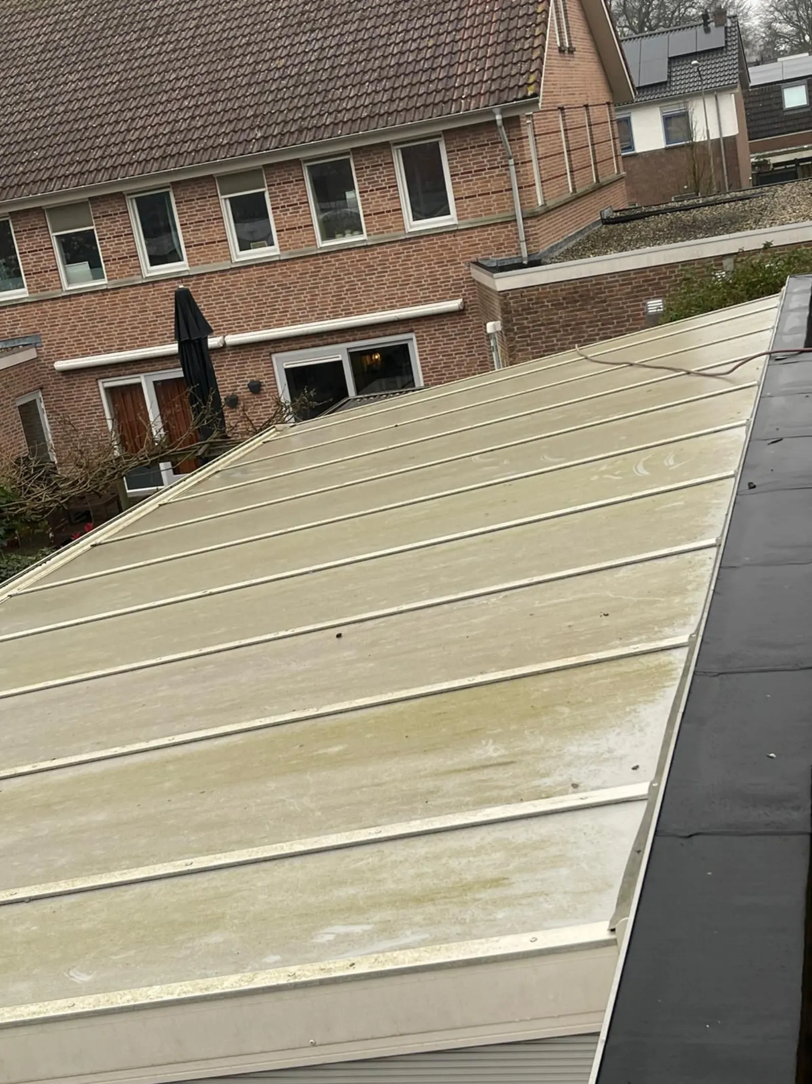 Vervuilde veranda dakbeplating — voor reiniging