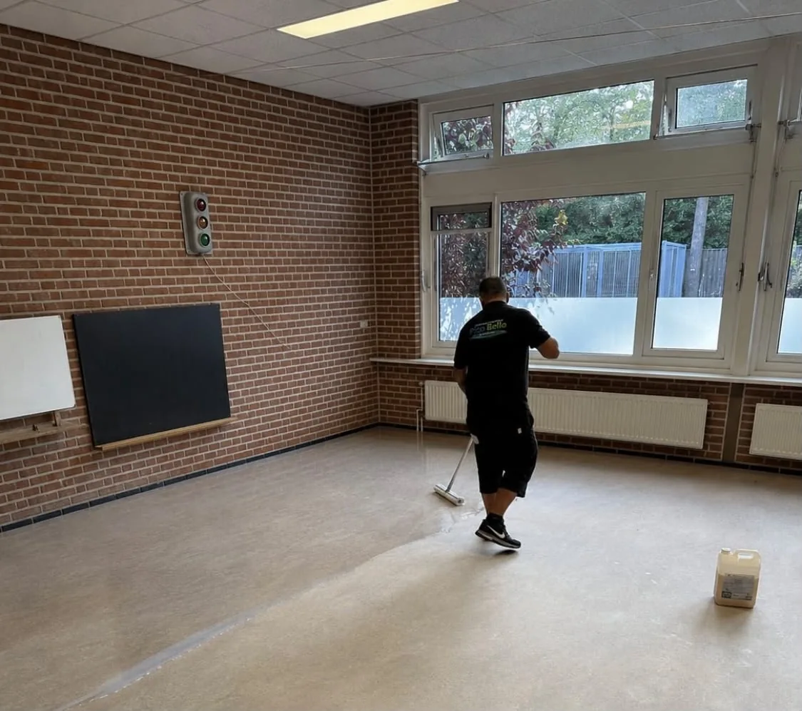 Aanbrengen van een beschermende waslaag op de gereinigde vloer